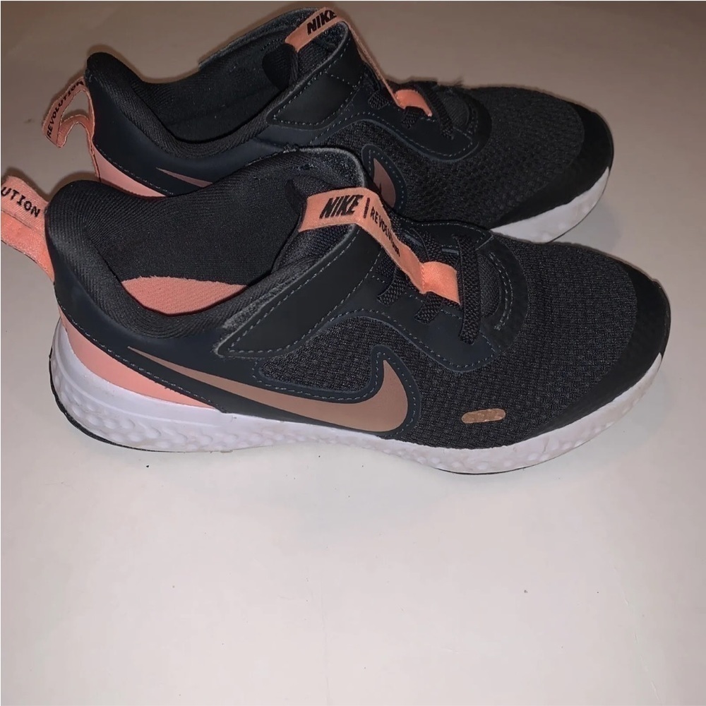 Nike Revolution 5 PSV Dark Smoke Gray Atomic Pink Youth Size 1 Good Preowned - Picture 2 of 5